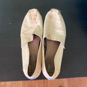 Great condition cream Toms